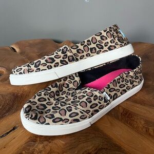 TOMS leopard print shoe size 8
